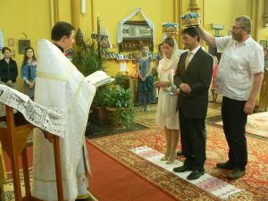 Orthodoxe huwelijksviering met liturgische kroning van de beide echtelieden