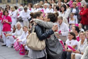 Tegenprotest tijdens een demonstratie tegen het Franse homohuwelijk in Parijs