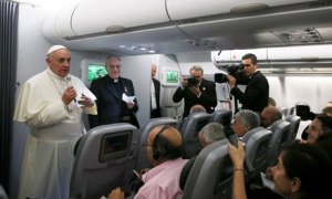 Persconferentie van paus Franciscus in het vliegtuig
