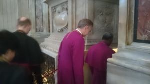 De oud-katholieke bisschoppen, onder begeleiding van kardinaal Kurt Koch, dalen af naar de graven van Petrus en Paulus [(c) Bernd Wallet)