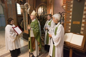 Aartsbisschop Vercammen met de (vrouwelijke) pastoor van de Gertrudiskathedraal te Utrecht en de (mannelijke) priester die ook aan de kathedraal verbonden is.